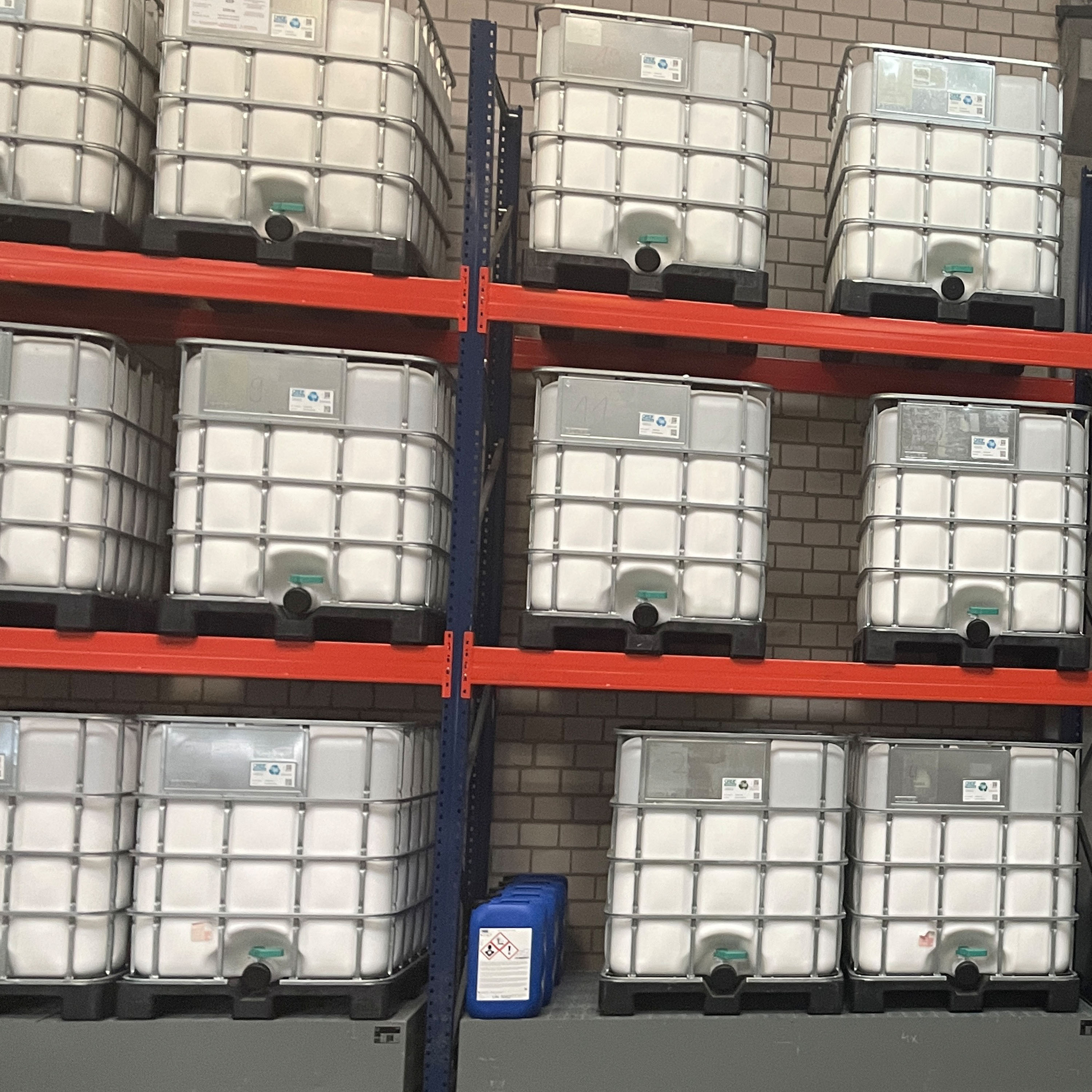 Leim Container im Lager